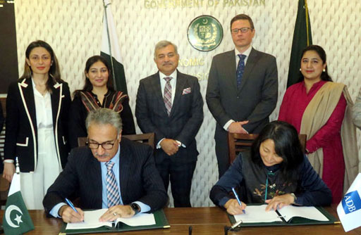 Pakistan, ADB sign landmark $500m loan agreement